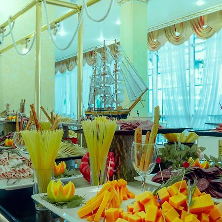 Planeta Hotel & Aquapark Free Beach Access Σάνι Μπιτς Εξωτερικό φωτογραφία A buffet at a hotel