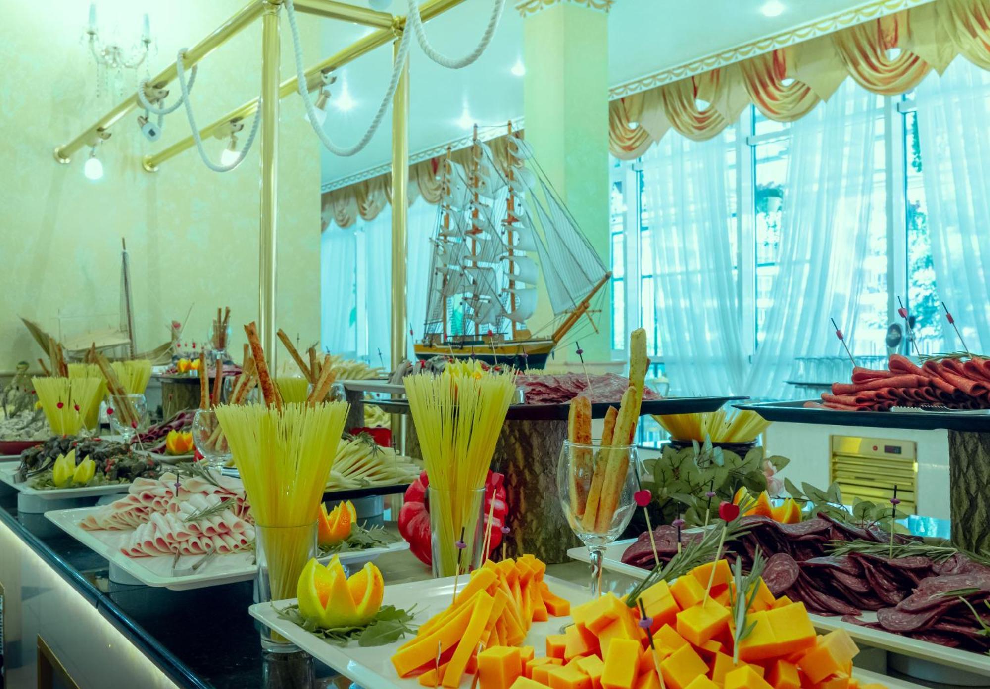 Planeta Hotel & Aquapark Free Beach Access Σάνι Μπιτς Εξωτερικό φωτογραφία A buffet at a hotel