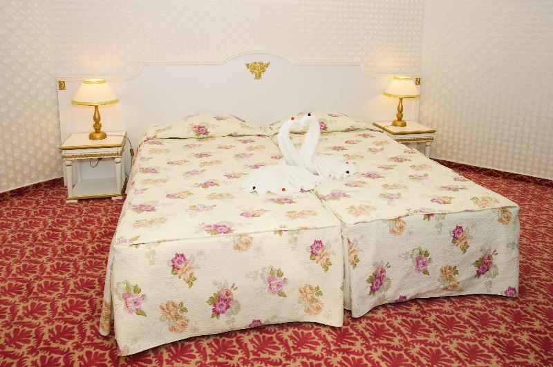 Planeta Hotel & Aquapark Free Beach Access Σάνι Μπιτς Εξωτερικό φωτογραφία A bed with a bedsheet